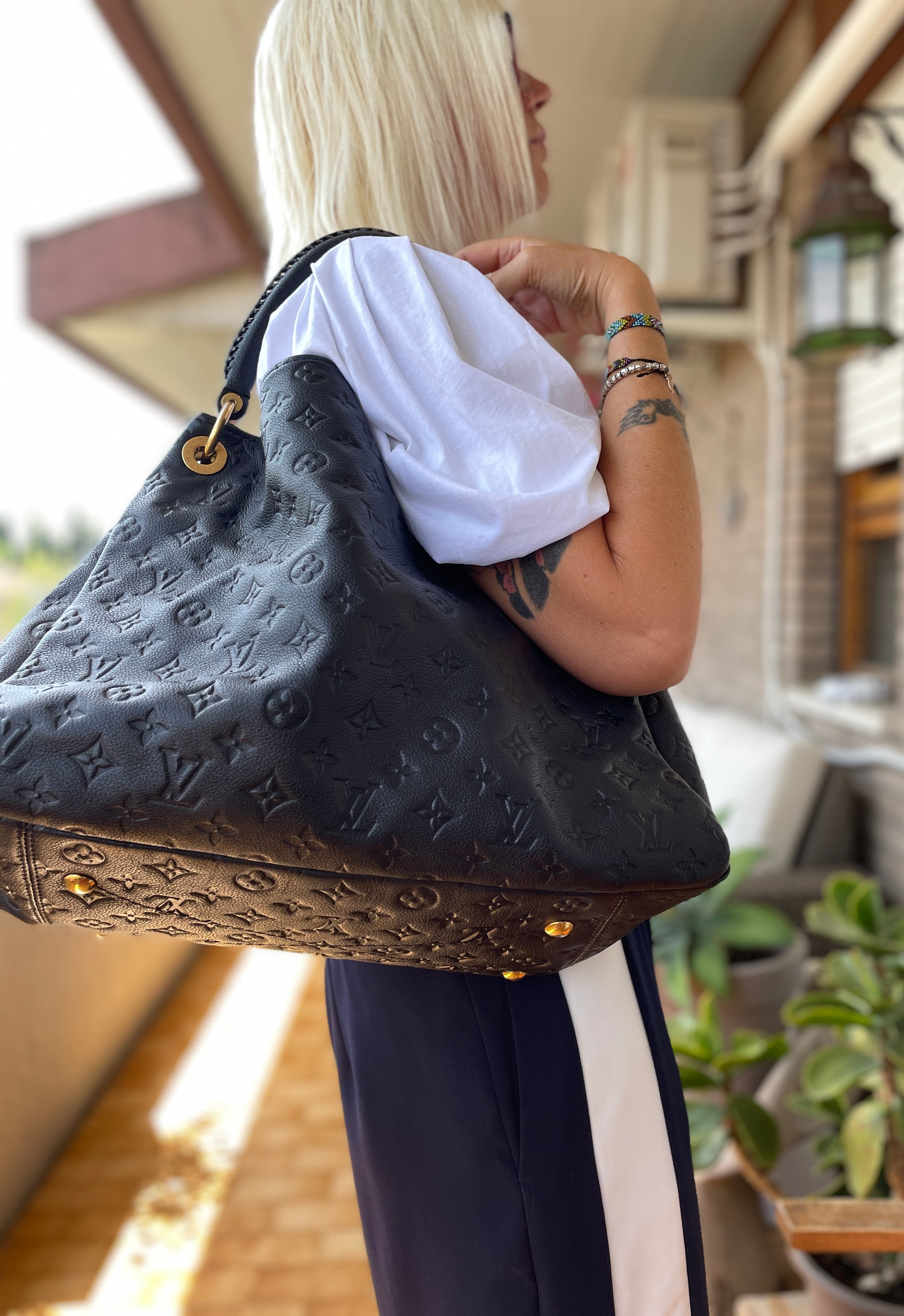 Louis Vuitton Artsy MM in pelle blue navy – Seconda Vita