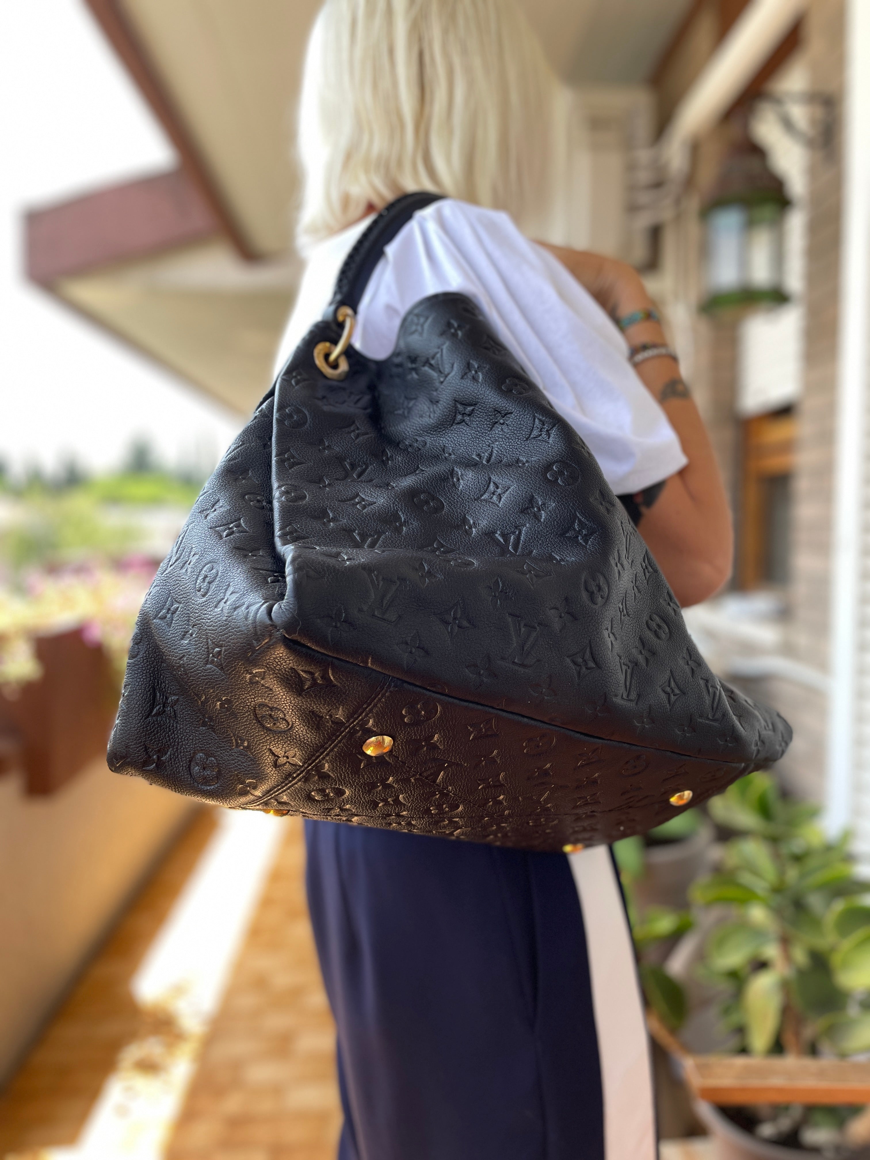 Louis Vuitton Artsy MM in pelle blue navy – Seconda Vita